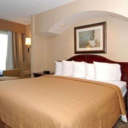 Quality Inn & Suites Bensalem Pokoj fotografie